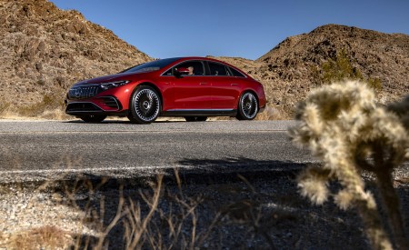 2022 Mercedes-AMG EQS 53 4MATIC+ (Color: Hyazinth Red Metallic) Front Three-Quarter Wallpapers 450x275 (23)