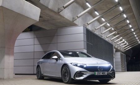 2022 Mercedes-Benz EQS 450+ AMG Line (UK-Spec) Front Three-Quarter Wallpapers 450x275 (25)
