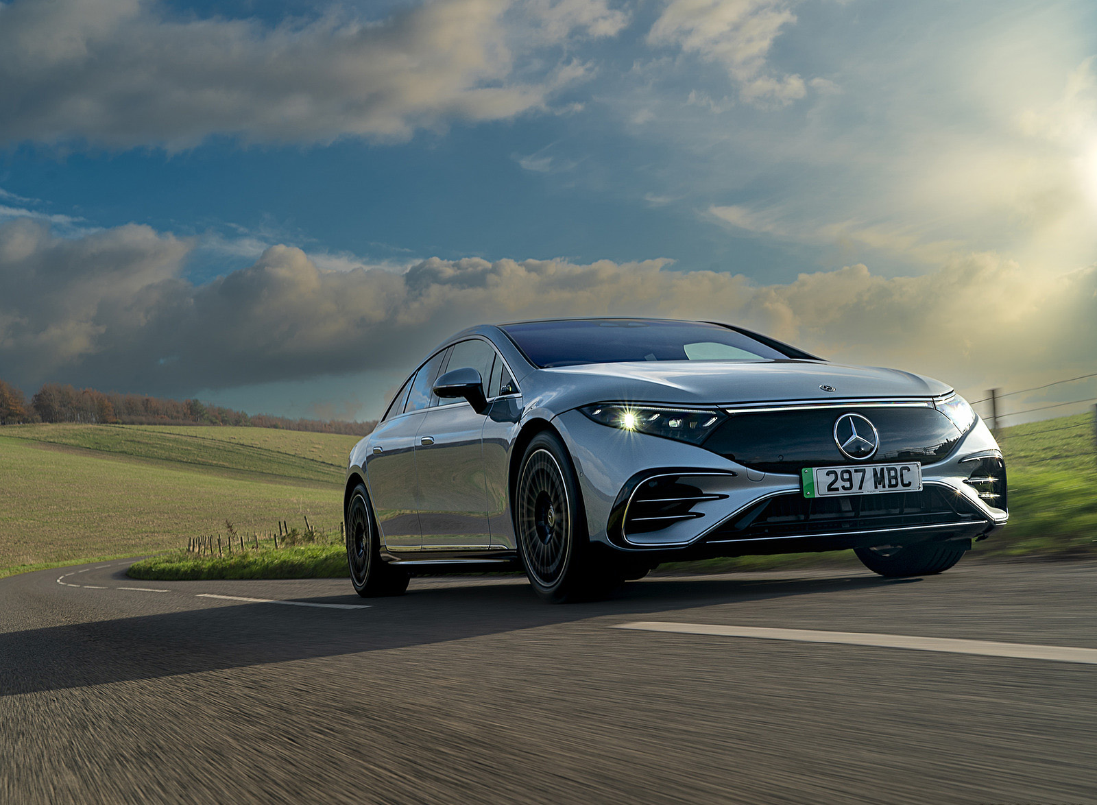 2022 Mercedes-Benz EQS 450+ AMG Line (UK-Spec) Front Three-Quarter Wallpapers (2)