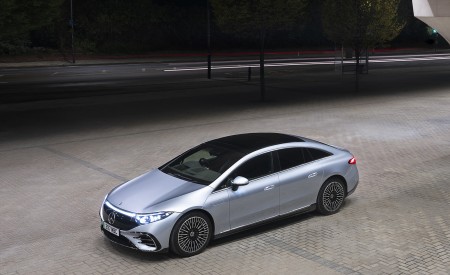 2022 Mercedes-Benz EQS 450+ AMG Line (UK-Spec) Front Three-Quarter Wallpapers 450x275 (26)