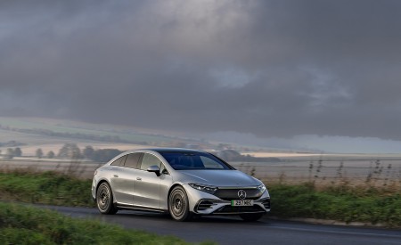 2022 Mercedes-Benz EQS 450+ AMG Line (UK-Spec) Front Three-Quarter Wallpapers 450x275 (15)