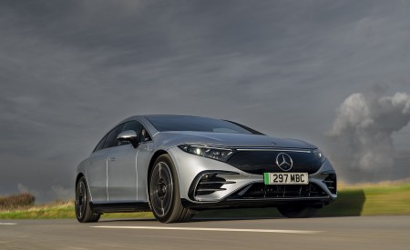 2022 Mercedes-Benz EQS 450+ AMG Line (UK-Spec) Front Three-Quarter Wallpapers 450x275 (3)