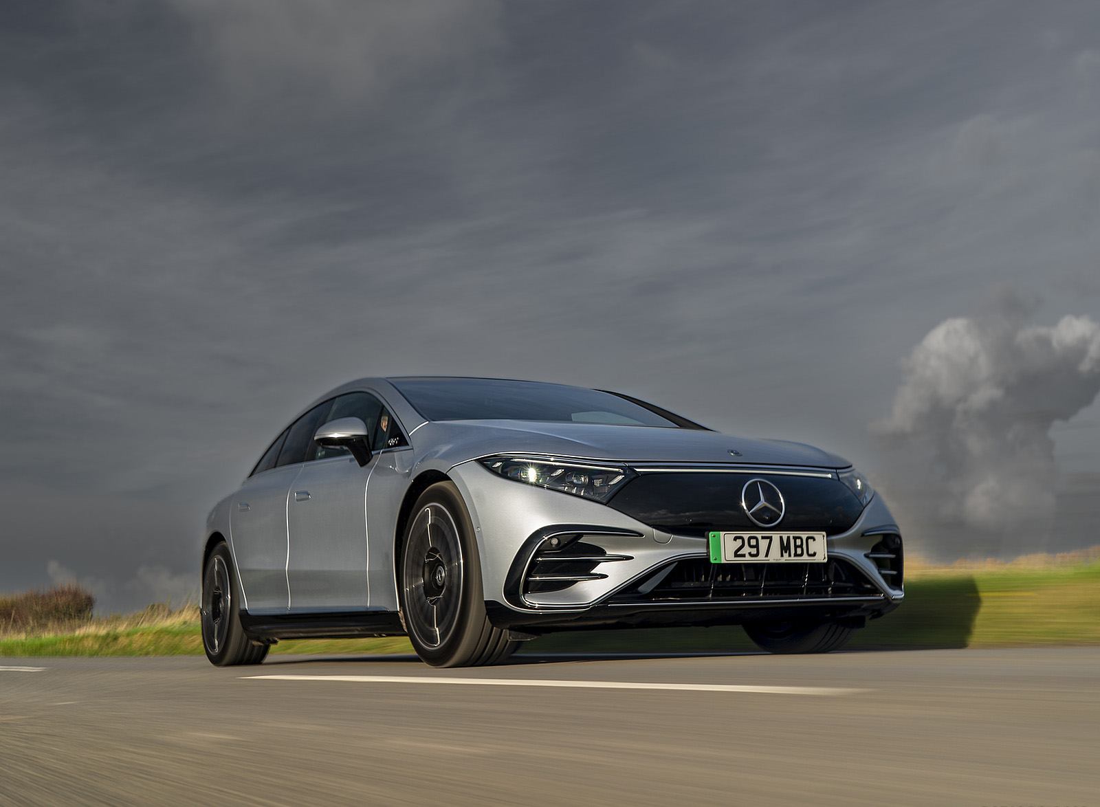 2022 Mercedes-Benz EQS 450+ AMG Line (UK-Spec) Front Three-Quarter Wallpapers (3)