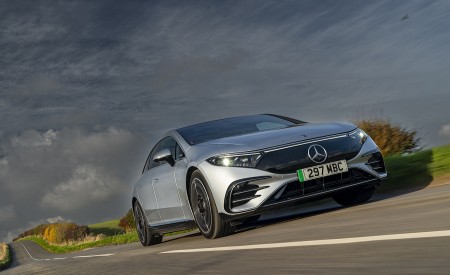 2022 Mercedes-Benz EQS 450+ AMG Line (UK-Spec) Front Three-Quarter Wallpapers 450x275 (4)