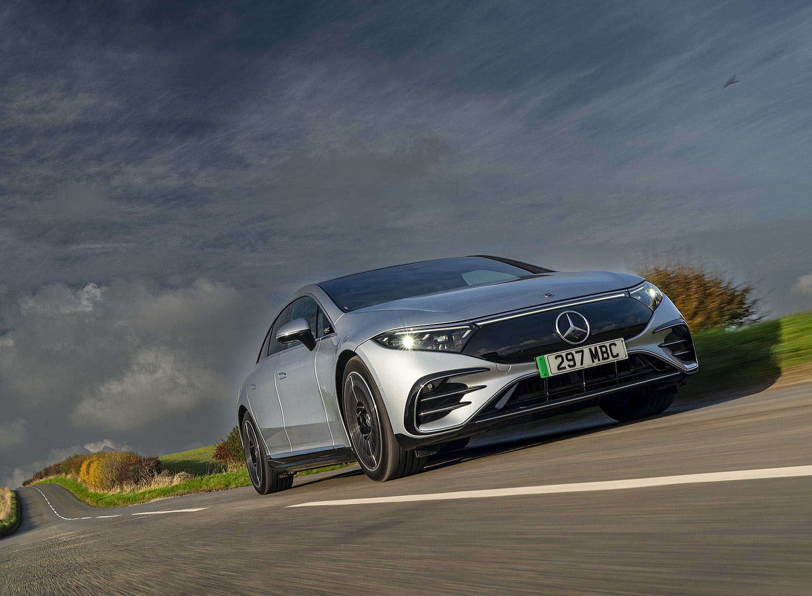 2022 Mercedes-Benz EQS 450+ AMG Line (UK-Spec) Front Three-Quarter Wallpapers (4)