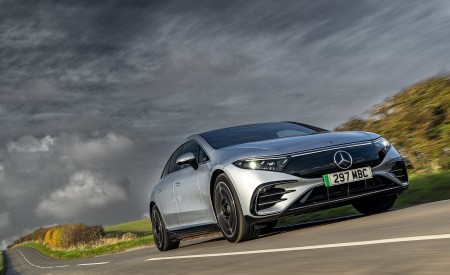 2022 Mercedes-Benz EQS 450+ AMG Line (UK-Spec) Front Three-Quarter Wallpapers 450x275 (5)