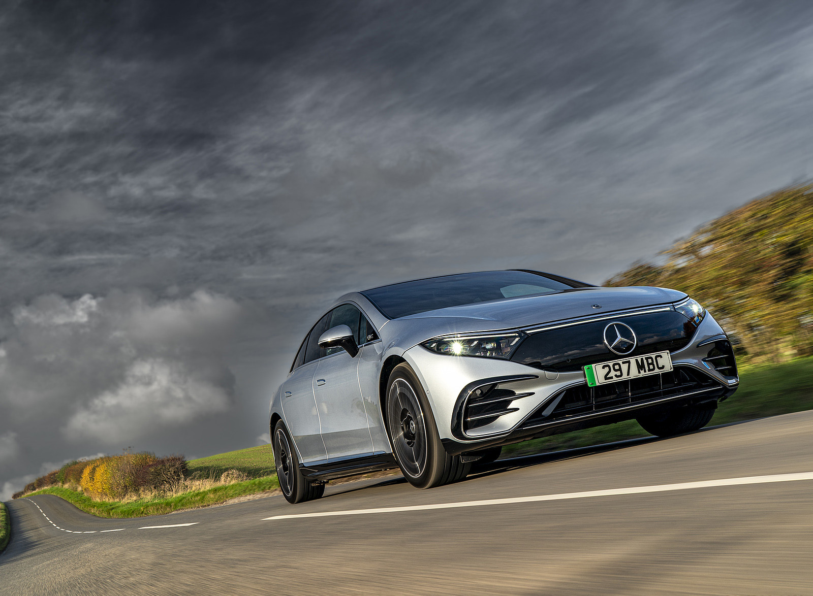 2022 Mercedes-Benz EQS 450+ AMG Line (UK-Spec) Front Three-Quarter Wallpapers (5)