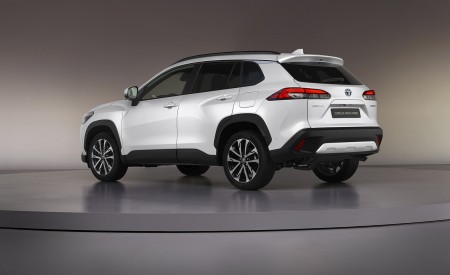 2022 Toyota Corolla Cross Hybrid (Euro-Spec) Rear Three-Quarter Wallpapers 450x275 (3)