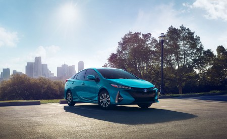 2022 Toyota Prius Prime Front Three-Quarter Wallpapers 450x275 (37)