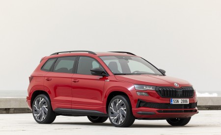 2022 Škoda Karoq Sportline Front Three-Quarter Wallpapers 450x275 (29)