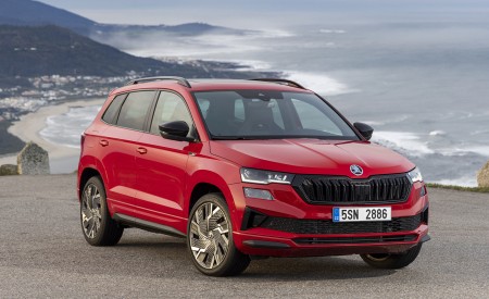 2022 Škoda Karoq Sportline Front Three-Quarter Wallpapers  450x275 (23)