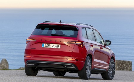 2022 Škoda Karoq Sportline Rear Three-Quarter Wallpapers  450x275 (24)