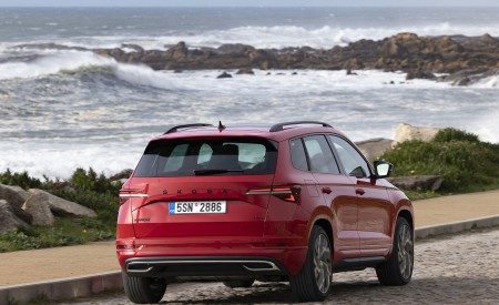 2022 Škoda Karoq Sportline Rear Three-Quarter Wallpapers  450x275 (25)