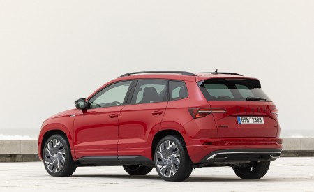 2022 Škoda Karoq Sportline Rear Three-Quarter Wallpapers 450x275 (34)