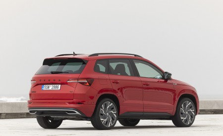 2022 Škoda Karoq Sportline Rear Three-Quarter Wallpapers 450x275 (30)