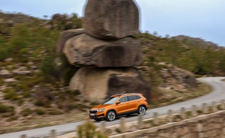 2022 Škoda Karoq Style Front Three-Quarter Wallpapers  450x275 (31)