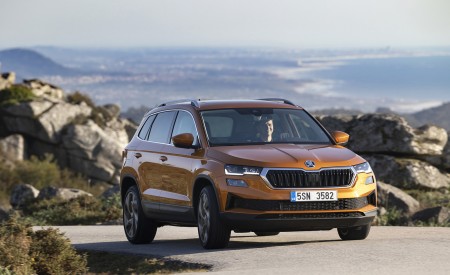 2022 Škoda Karoq Style Front Three-Quarter Wallpapers 450x275 (23)