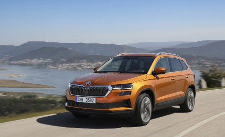 2022 Škoda Karoq Style Front Three-Quarter Wallpapers 450x275 (3)