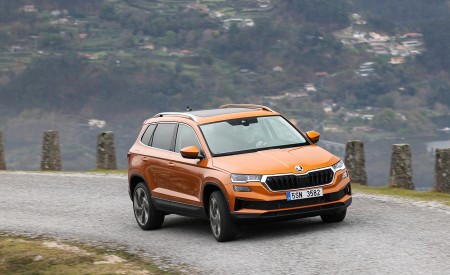 2022 Škoda Karoq Style Front Three-Quarter Wallpapers 450x275 (32)