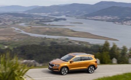 2022 Škoda Karoq Style Front Three-Quarter Wallpapers 450x275 (24)
