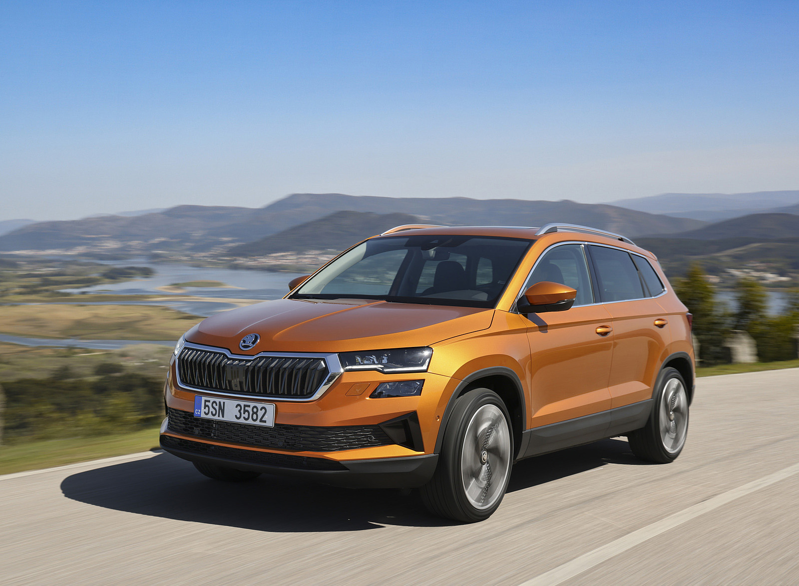 2022 Škoda Karoq Style Front Three-Quarter Wallpapers  (1)