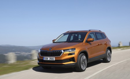 2022 Škoda Karoq Style Front Three-Quarter Wallpapers 450x275 (5)