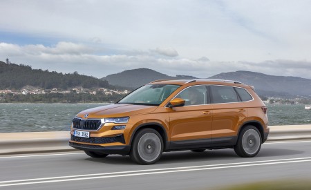 2022 Škoda Karoq Style Front Three-Quarter Wallpapers 450x275 (12)