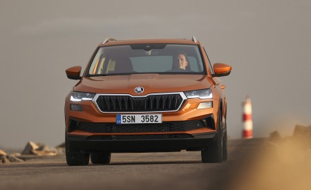 2022 Škoda Karoq Style Front Wallpapers  450x275 (35)