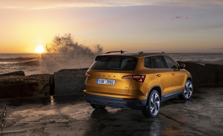 2022 Škoda Karoq Style Rear Three-Quarter Wallpapers 450x275 (55)