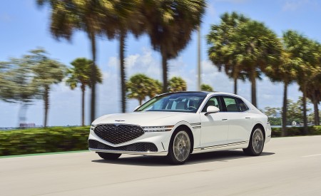 2023 Genesis G90 Front Three-Quarter Wallpapers 450x275 (3)