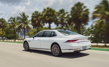 2023 Genesis G90 Rear Three-Quarter Wallpapers 450x275 (12)