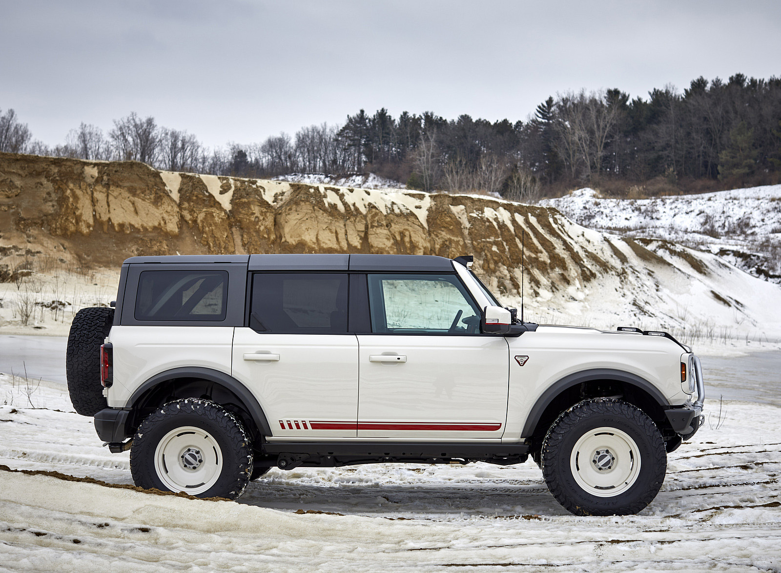 2021 Ford Bronco Pope Francis Center First Edition Side Wallpapers (4)