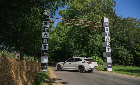 2022 Genesis G70 Shooting Brake UK version Rear Three-Quarter Wallpapers 450x275 (9)
