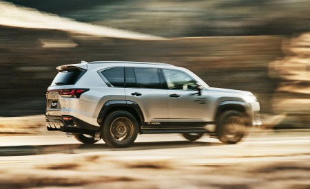 2022 Lexus LX 600 OFFROAD JAOS Rear Three-Quarter Wallpapers 450x275 (2)