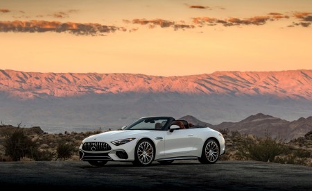 2022 Mercedes-AMG SL 55 4Matic+ US version Front Three-Quarter Wallpapers 450x275 (46)