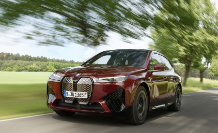 2023 BMW iX M60 (Color: Aventurine Red) Front Three-Quarter Wallpapers 450x275 (54)