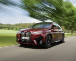 2023 BMW iX M60 (Color: Aventurine Red) Front Three-Quarter Wallpapers 150x120 (46)