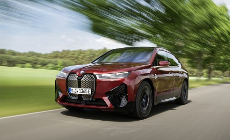 2023 BMW iX M60 (Color: Aventurine Red) Front Three-Quarter Wallpapers 450x275 (46)