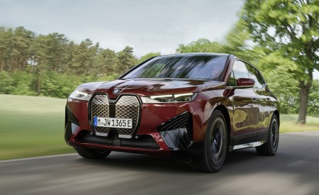 2023 BMW iX M60 (Color: Aventurine Red) Front Three-Quarter Wallpapers 450x275 (53)