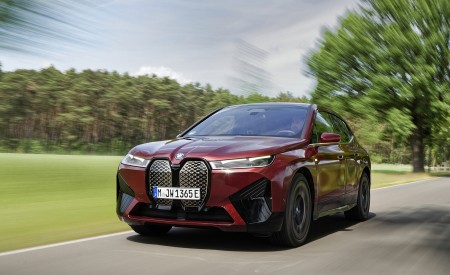 2023 BMW iX M60 (Color: Aventurine Red) Front Three-Quarter Wallpapers 450x275 (47)