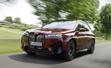 2023 BMW iX M60 (Color: Aventurine Red) Front Three-Quarter Wallpapers 450x275 (52)