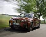 2023 BMW iX M60 (Color: Aventurine Red) Front Three-Quarter Wallpapers 150x120 (50)