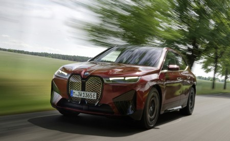 2023 BMW iX M60 (Color: Aventurine Red) Front Three-Quarter Wallpapers 450x275 (50)