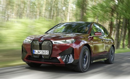 2023 BMW iX M60 (Color: Aventurine Red) Front Three-Quarter Wallpapers 450x275 (49)