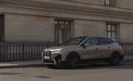 2023 BMW iX M60 Front Three-Quarter Wallpapers 450x275 (26)