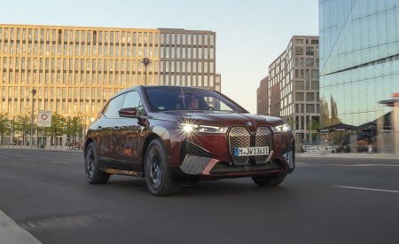 2023 BMW iX M60 Front Three-Quarter Wallpapers 450x275 (14)