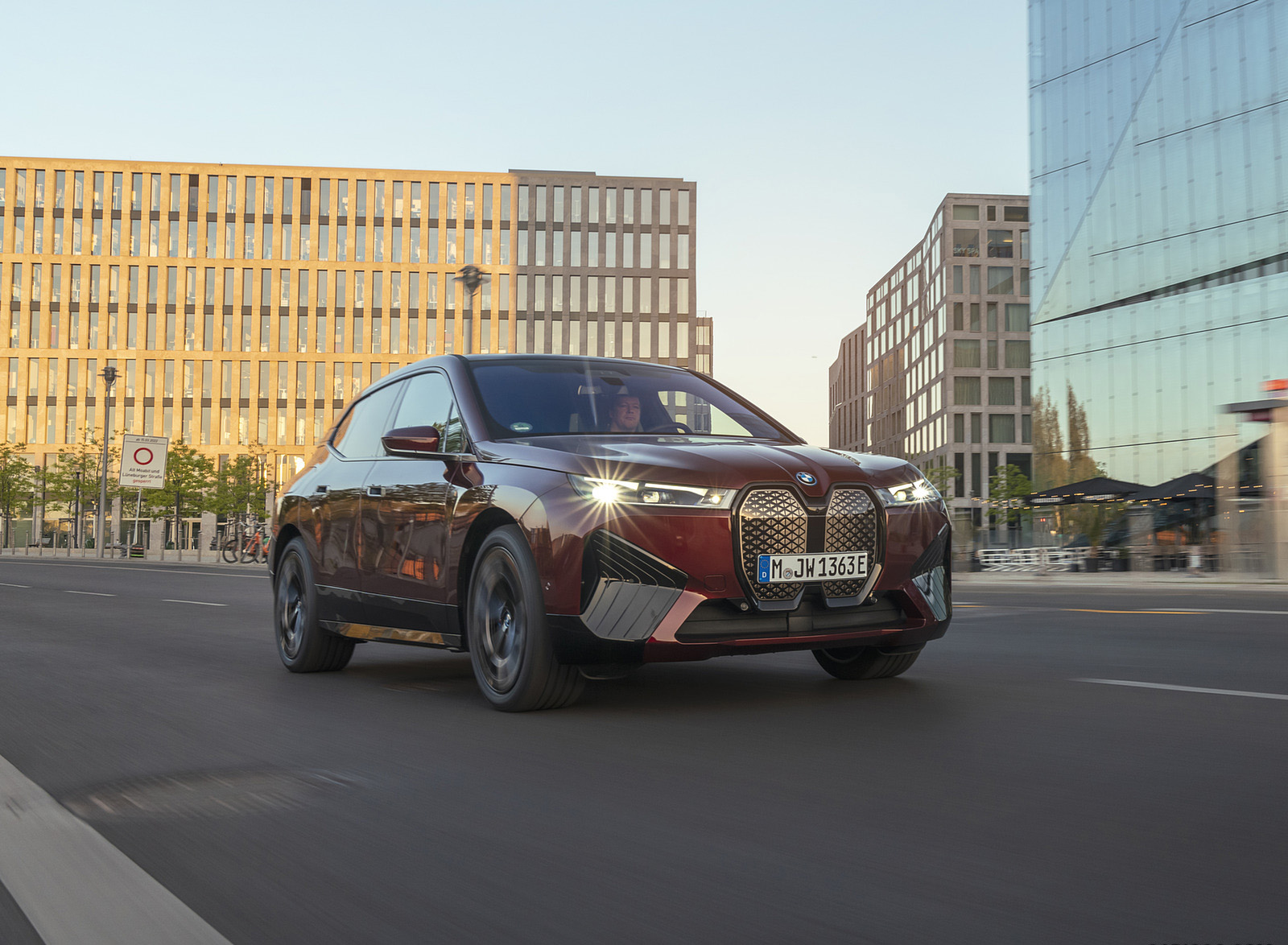 2023 BMW iX M60 Front Three-Quarter Wallpapers (14)