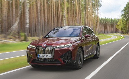 2023 BMW iX M60 Front Three-Quarter Wallpapers 450x275 (3)