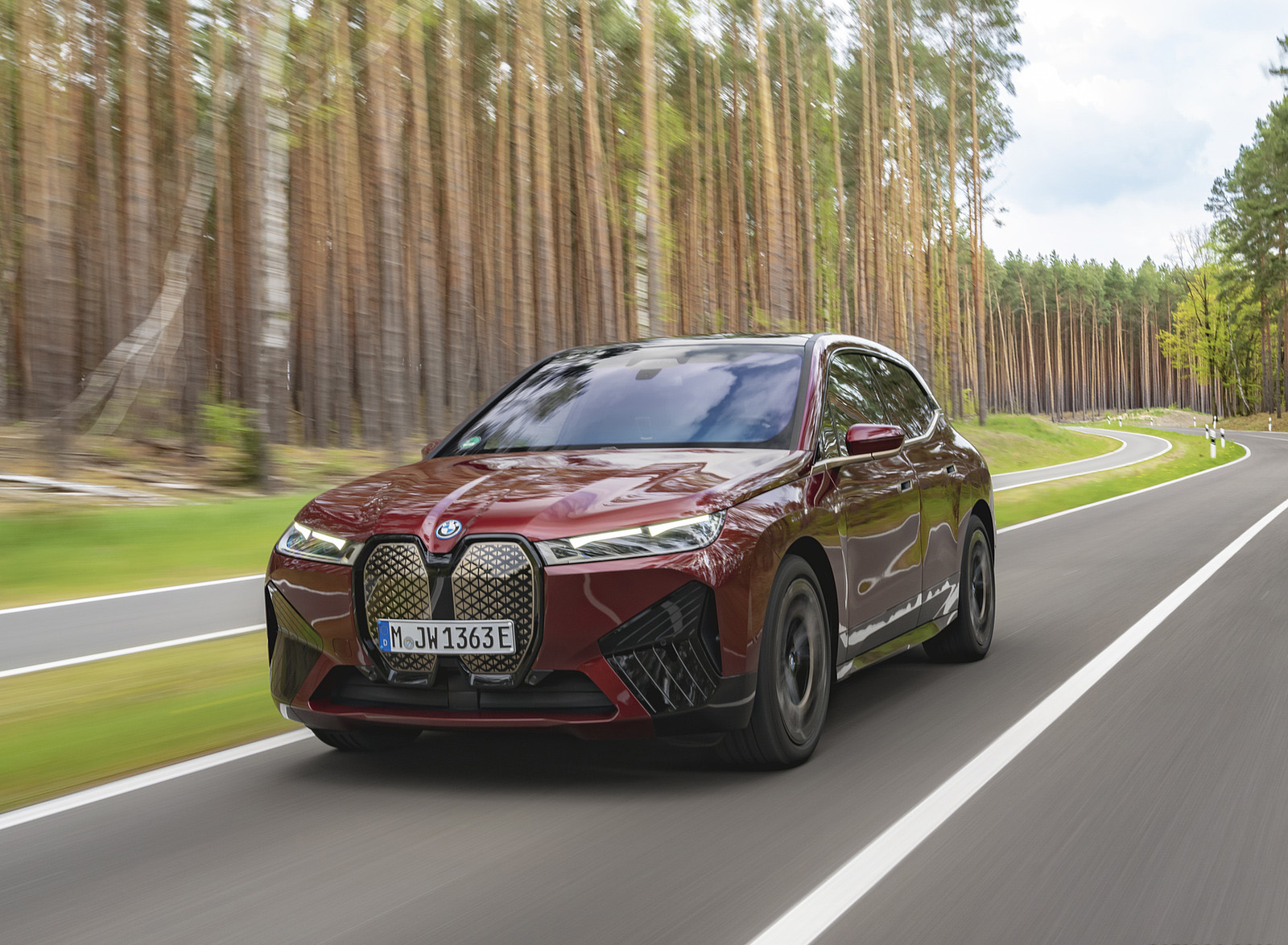 2023 BMW iX M60 Front Three-Quarter Wallpapers (3)