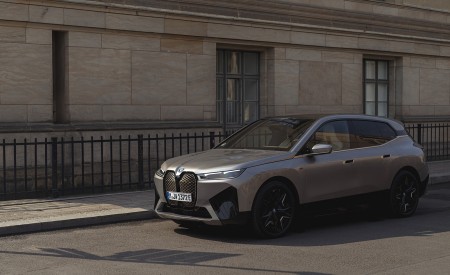 2023 BMW iX M60 Front Three-Quarter Wallpapers  450x275 (27)